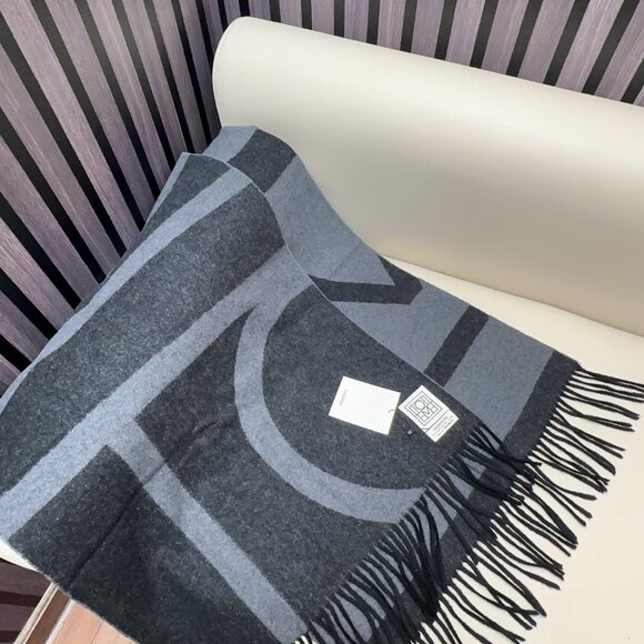 Toteme wool and cashmere scarves - Picture 8 of 8